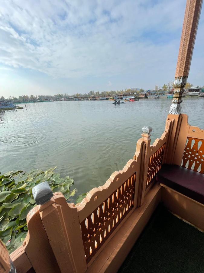 Floating Young Gulshan Houseboat Srīnagar Eksteriør bilde