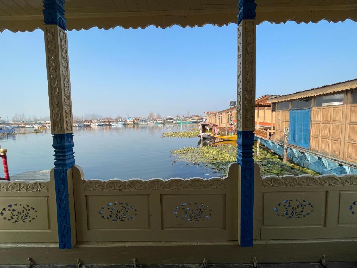 Floating Young Gulshan Houseboat Srīnagar Eksteriør bilde