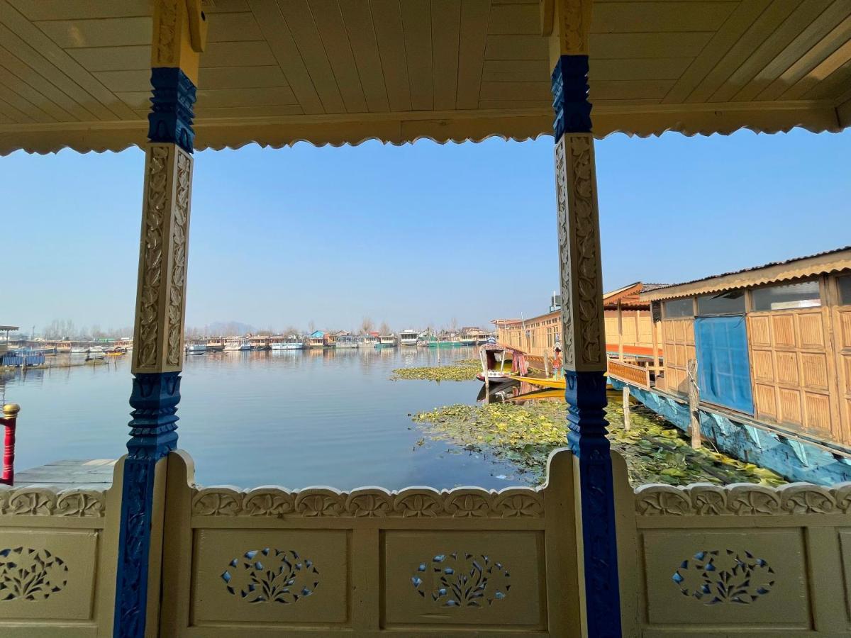 Floating Young Gulshan Houseboat Srīnagar Eksteriør bilde