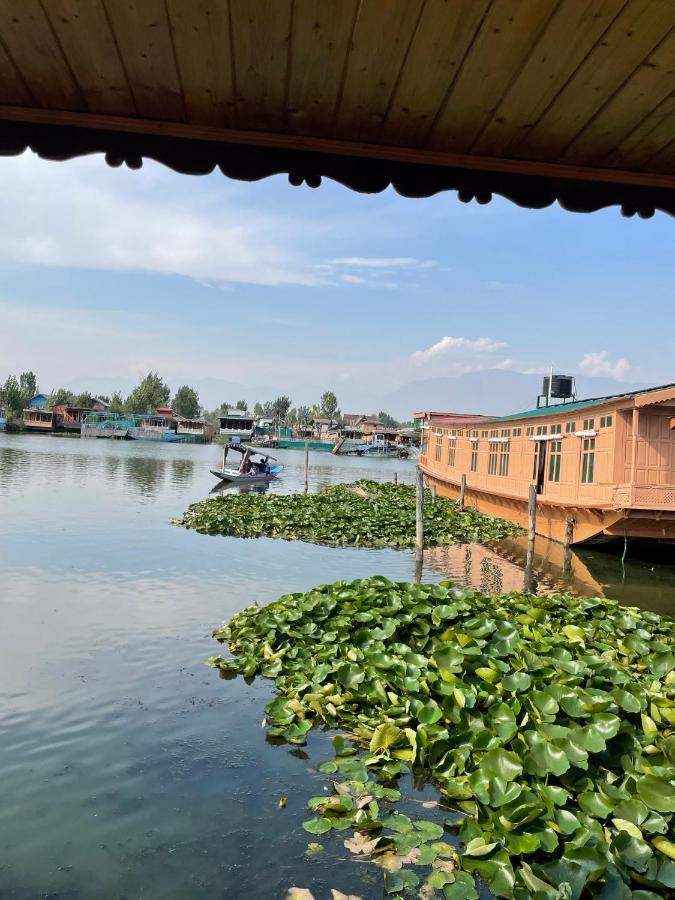 Floating Young Gulshan Houseboat Srīnagar Eksteriør bilde