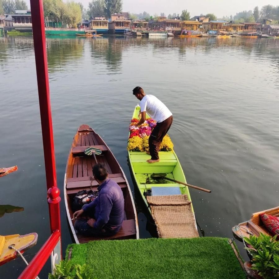 Floating Young Gulshan Houseboat Srīnagar Eksteriør bilde